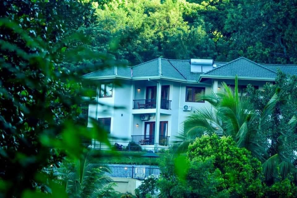 キャンディー The Grand Hills Bed & Breakfast エクステリア 写真