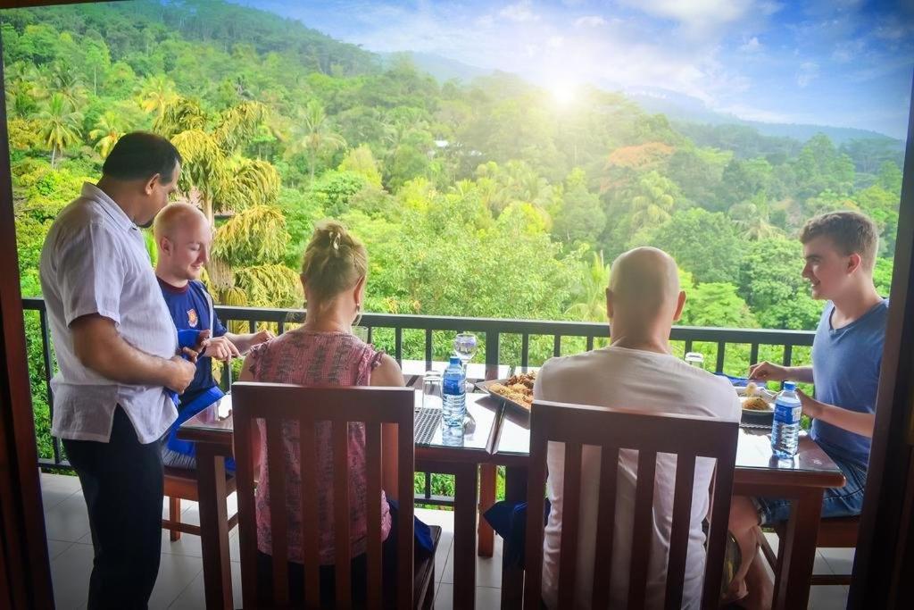 キャンディー The Grand Hills Bed & Breakfast エクステリア 写真